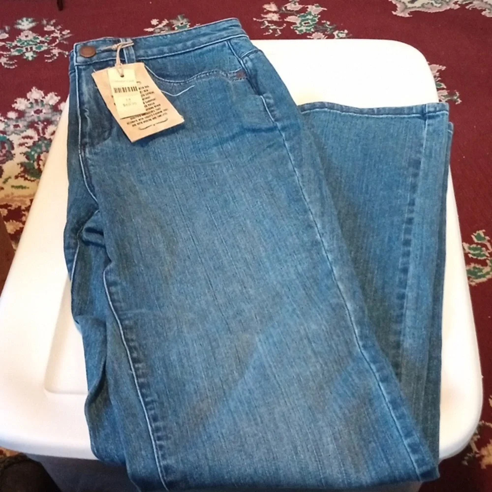 - Coldwater Creek women's jean size 4 long nwt